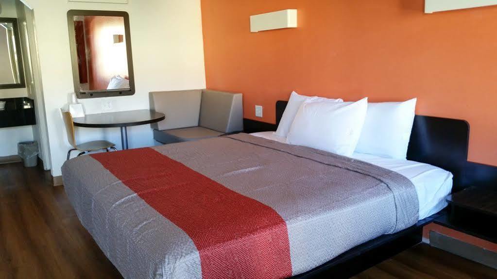 Motel 6-Blue Springs, Mo מראה חיצוני תמונה
