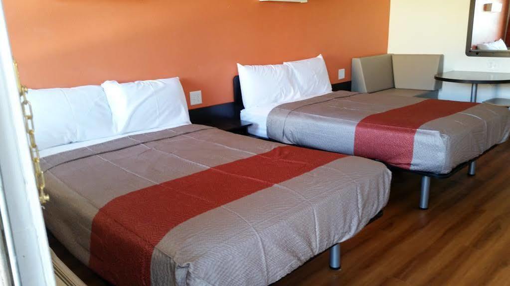Motel 6-Blue Springs, Mo מראה חיצוני תמונה