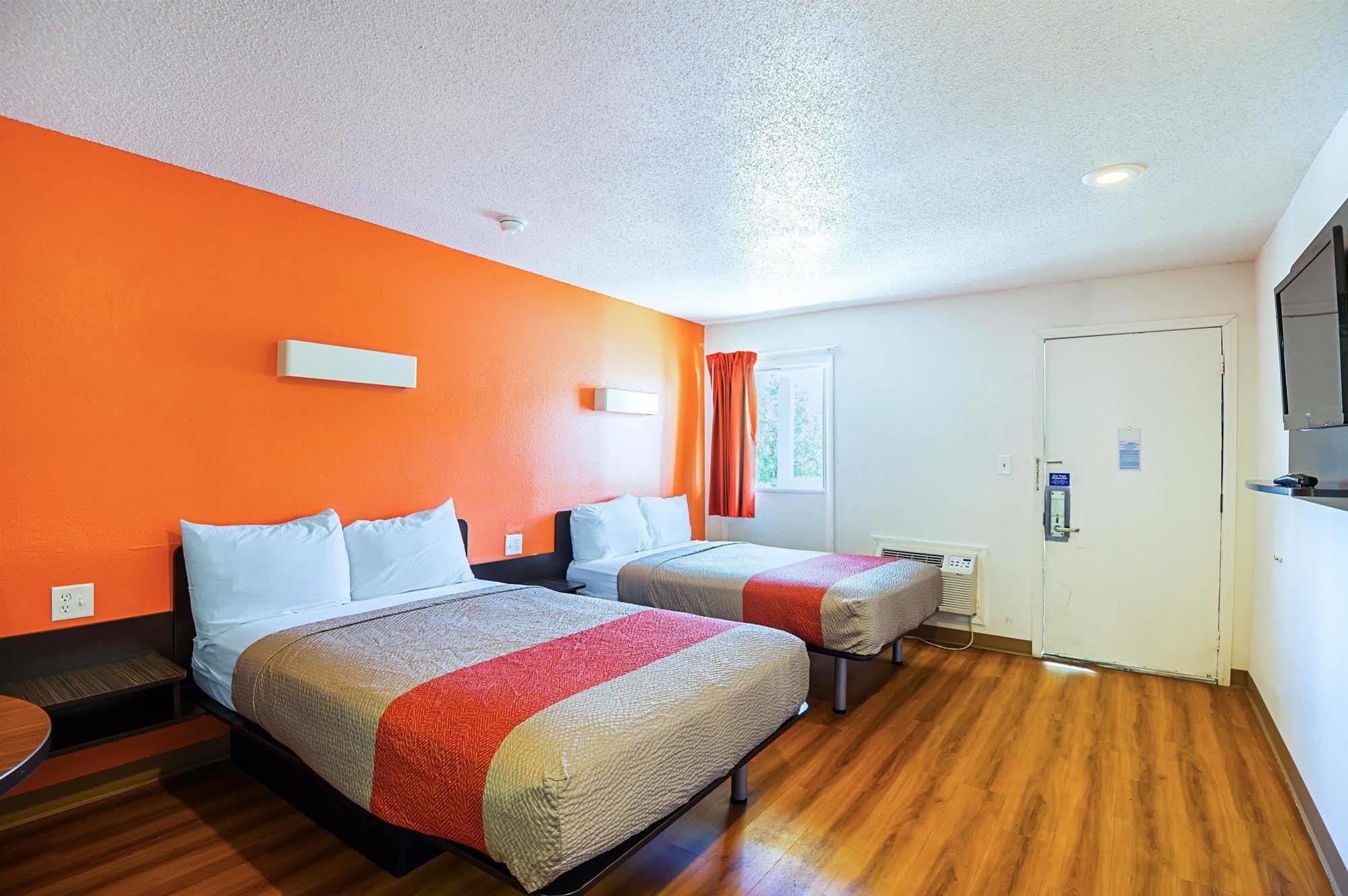 Motel 6-Blue Springs, Mo מראה חיצוני תמונה